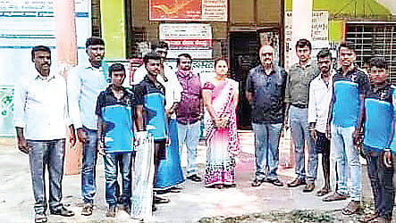 ಮದ್ದೂರು ತಾಲೂಕಿನ ಚಾಮನಹಳ್ಳಿಯ ಗ್ರಾಮದಲ್ಲಿ ಸರ್.ಎಂ.ವಿಶ್ವೇಶ್ವರಯ್ಯ ಯುವ ಚಿಂತನ ಬಳಗದಿಂದ ವಿದ್ಯಾರ್ಥಿಗಳಿಗೆ ಶಟಲ್ ಬ್ಯಾಡ್ಮಿಂಟನ್ ಬ್ಯಾಟ್, ಕ್ರಿಕೆಟ್ ಬ್ಯಾಟ್ ವಿತರಿಸಲಾಯಿತು. ರಾಚಯ್ಯ, ಜಗದೀಶ್, ಸೌಮ್ಯ, ಧರ್ಮಧೀರ, ಚಿಕ್ಕೋನು ಇದ್ದರು. 