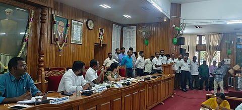 ನಗರ ಸಭೆಯ ಆಯುಕ್ತರ ವಿರುದ್ಧ ಸದಸ್ಯರ ಆಕ್ರೋಶ