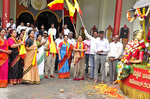 ಕನ್ನಡ ಜ್ಯೋತಿ ರಥಕ್ಕೆ ಭವ್ಯ ಸ್ವಾಗತ: ಬರಮಾಡಿಕೊಂಡ ಜಿಲ್ಲಾಡಳಿತ