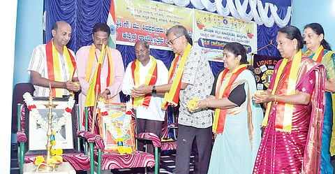 ಕೊಳ್ಳೇಗಾಲ ಪಟ್ಟಣದ ಲಯನ್ಸ್ ಸಭಾಂಗಣದಲ್ಲಿ ಭಾನುವಾರ ಲಯನ್ ಸಂಸ್ಥೆ ಹಾಗೂ ತಾಲೂಕು ಕನ್ನಡ ಸಾಹಿತ್ಯ ಪರಿಷತ್ ವತಿಯಿಂದ ಆಯೋಜಿಸಿದ್ದ ಕನ್ನಡ ರಾಜ್ಯೋತ್ಸವ ಮತ್ತು ಕಾರ್ಯಕ್ರಮ ಹಾಗೂ ಲಿಂಗೈಕ್ಯ ಗೌ.ಮು.ಶಿ ವಪ್ಪದೇವರು ಹೊಂಡರಬಾಳು ದತ್ತಿ ಕಾರ್ಯಕ್ರಮಕ್ಕೆ ಮುದ್ದು ವೀರಪ್ಪ ಸ್ಮಾರಕ ಆಸ್ಪತ್ರೆಯ ವ್ಯೆದ್ಯ ಡಾ.ಲೋಕೇಶ್ ಚಾಲನೆ ನೀಡಿದರು. ನಾಗರಾಜು ಎಸ್.ಕೊಂಗರಹಳ್ಳಿ, ಡಾ.ಸೋಮಪ್ರಭಾ ಇತರರು ಇದ್ದಾರೆ.