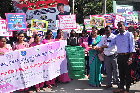 ಗರ್ಭ ಕೊರಳ ಕ್ಯಾನ್ಸರ್, ಸ್ತನ ಕ್ಯಾನ್ಸರ್ ಬಗ್ಗೆ ಜಾಗೃತಿ ಜಾಥ:ಡಿಎಚ್‌ಒ ಡಾ. ಶಿವಸ್ವಾಮಿ