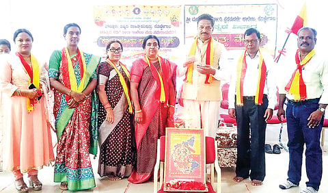 ಕೊಳ್ಳೇಗಾಲ ಪಟ್ಟಣದ ಶ್ರೀ ಮಹದೇಶ್ವರ ಪ್ರಥಮ ದರ್ಜೆ ಕಾಲೇಜಿನಲ್ಲಿ ಮಂಗಳವಾರ ಆಯೋಜಿಸಿದ್ದ ಕನ್ನಡ ರಾಜ್ಯೋತ್ಸವ ಸಮಾರಂಭಕ್ಕೆ ಕನ್ನಡಾಂಬೆ ಭಾವಚಿತ್ರಕ್ಕೆ ಪುಷ್ಪಾರ್ಚನೆ ಮಾಡುವ ಮೂಲಕ ತಾಲೂಕು ಕಸಾಪ ಅಧ್ಯಕ್ಷ ಎಸ್.ನಾಗರಾಜು ಚಾಲನೆ ನೀಡಿದರು. ಜಯಲಕ್ಷ್ಮೀ, ಮದ್ದೂರು ದೊರೆಸ್ವಾಮಿ, ಮಹದೇವಯ್ಯ ಇತರರು ಇದ್ದಾರೆ.