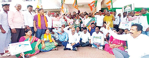 ವಕ್ಫ್ ವಿವಾದ ಖಂಡಿಸಿ ಬೇಲೂರಿನಲ್ಲಿ ಪ್ರತಿಭಟನೆ