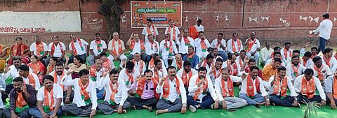 BJP P[ROTEST IN FRONT OF DC OFFICE AND SUBMIT MEEMOLNDRUM TO ADC (1)