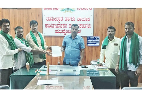 Dharna started by farmers of Kuntoji village