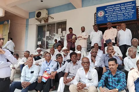 Give dearness allowance to pensioners