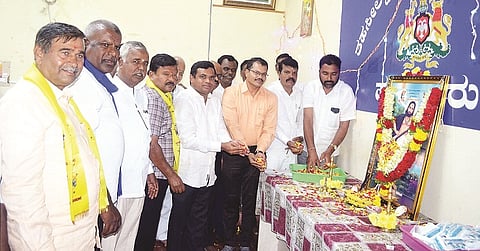 ಹುಣಸೂರು ನಗರದ ತಾಲೂಕು ಕಚೇರಿ ಸಭಾಂಗಣದಲ್ಲಿ ಆಯೋಜಿಸಿದ್ದ ಕನಕ ಜಯಂತಿ ಸಮಾರಂಭದಲ್ಲಿ ಗಣ್ಯರು ಕನಕದಾಸರ ಭಾವಚಿತ್ರಕ್ಕೆ ಪುಷ್ಪನಮನ ಸಲ್ಲಿಸಿದರು. ತಹಸೀಲ್ದಾರ್ ಮಂಜುನಾಥ್, ಡಿ.ಕೆ.ಕುನ್ನೇಗೌಡ, ಡಿ.ಕುಮಾರ್, ಡಾ.ಶರತ್‌ಕುಮಾರ್, ಸ್ವಾಮಿಗೌಡ ಇದ್ದರು.