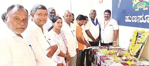 ಹುಣಸೂರು ನಗರದ ತಾಲೂಕು ಕಚೇರಿ ಸಭಾಂಗಣದಲ್ಲಿ ಆಯೋಜಿಸಿದ್ದ ಒನಕೆ ಓಬವ್ವ ಜಯಂತಿ ಸಮಾರಂಭದಲ್ಲಿ ಗಣ್ಯರು  ಭಾವಚಿತ್ರಕ್ಕೆ ಪುಷ್ಪನಮನ ಸಲ್ಲಿಸಿದರು. ಶ್ರೀಪಾದ್, ಜಯರಾಂ, ನಿಂಗರಾಜ ಮಲ್ಲಾಡಿ, ಡಿ.ಕೆ.ಕುನ್ನೇಗೌಡ ಇದ್ದರು.