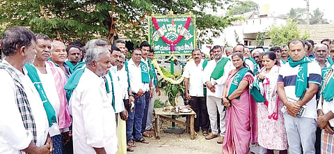 ಹುಣಸೂರು ತಾಲೂಕು ಮುಳ್ಳೂರು ಗ್ರಾಮದ ರೈತಸಂಘದ ಘಟಕವನ್ನು ಗಣ್ಯರು ಉದ್ಘಾಟಿಸಿದರು. ರೈತಸಂಘದ ರಾಜ್ಯಾಧ್ಯಕ್ಷ ಬಡಗಲಪುರ ನಾಗೇಂದ್ರ, ಜಿಲ್ಲಾಧ್ಯಕ್ಷ ಹೊಸೂರು ಕುಮಾರ್, ಚಂದ್ರೇಗೌಡ, ಅಗ್ರಹಾರ ರಾಮೇಗೌಡ, ಬಸವರಾಜೇಗೌಡ ಇತರರಿದ್ದಾರೆ.