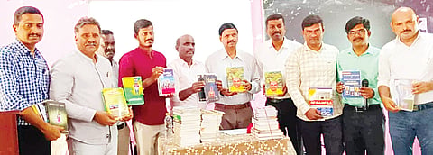  ಹುಣಸೂರು ನಗರದ ಸರ್ಕಾರಿ ಮಹಿಳಾ ಕಾಲೇಜಿನಲ್ಲಿ ಆಯೋಜಿಸಿದ್ದ ಕಾರ್ಯಕ್ರಮದಲ್ಲಿ ಯದುನಂದನ ಪ್ರಕಾಶನ ಸಂಸ್ಥೆಯವರು ಕಾಲೇಜಿನ ಗ್ರಂಥಾಲಯಕ್ಕೆ 200ಕ್ಕೂ ಹೆಚ್ಚು ಪುಸ್ತಕಗಳನ್ನು ಉಚಿತವಾಗಿ ನೀಡಿದರು. ಹಿರಿಯ ಪತ್ರಕರ್ತ ಅಂಶಿ ಪ್ರಸನ್ನಕುಮಾರ್, ಪ್ರಾಂಶುಪಾಲ ಪ್ರೊ.ಮಂಜು, ಪ್ರೊ.ನಂಜುಂಡಸ್ವಾಮಿ, ರಾಜಶೇಖರ್ ಇತರರು ಇದ್ದರು.