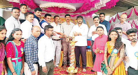 ಹುಣಸೂರು ನಗರದ ಡಿ.ದೇವರಾಜ ಅರಸು ಸರ್ಕಾರಿ ಪ್ರಥಮದರ್ಜೆ ಕಾಲೇಜಿನ ಈ ಸಾಲಿನ ವಿವಿಧ ಘಟಕಗಳನ್ನು ಶಾಸಕ ಜಿ.ಡಿ.ಹರೀಶ್‌ಗೌಡ ಉದ್ಘಾಟಿಸಿದರು. ಪತ್ರಕರ್ತ ಅಂಶಿ ಪ್ರಸನ್ನಕುಮಾರ್, ಸಿಡಿಸಿ ಉಪಾಧ್ಯಕ್ಷ ಧರ್ಮಾಪುರ ನಾರಾಯಣ್, ಪ್ರಾಂಶುಪಾಲ ಡಾ.ಸುರೇಶ್, ಡಾ.ಉಮಾಕಾಂತ್, ಸಿ.ಕುಮಾರ್ ಮತ್ತು ವಿದ್ಯಾರ್ಥಿಗಳು ಇದ್ದಾರೆ.