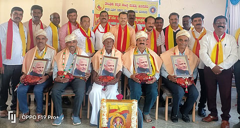ಹುಣಸೂರು ನಗರದ ಸರ್ಕಾರಿ ಮಹಿಳಾ ಕಾಲೇಜಿನಲ್ಲಿ ಆಯೋಜಿಸಿದ್ದ ಕನ್ನಡ ರಾಜ್ಯೋತ್ಸವ ಸಮಾರಂಭದಲ್ಲಿ ಸಾಧಕರನ್ನು ಸನ್ಮಾನಿಸಲಾಯಿತು. ತಹಸೀಲ್ದಾರ್ ಜೆ.ಮಂಜುನಾಥ್, ಬಿಇಒ ಎಸ್.ಪಿ.ಮಹದೇವ, ಕಸಾಪ ಅಧ್ಯಕ್ಷ ಎಚ್.ಕೆ.ಮಹದೇವ, ತ್ರಿನೇಶ್, ಪ್ರೊ.ಮಂಜು ಇತರರಿದ್ದಾರೆ.