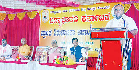 ಹುಣಸೂರು ನಗರದ ಶಾಸ್ತ್ರಿ ಪಬ್ಲಿಕ್ ಸ್ಕೂಲ್‌ನಲ್ಲಿ ಆಯೋಜಿಸಿದ್ದ ಸಮಾರಂಭದಲ್ಲಿ ಶಾಸಕ ಶ್ರೀವತ್ಸ ಮಾತನಾಡಿದರು. ಸಂಸ್ಥೆಯ ಕಾರ್ಯದರ್ಶಿ ರಾಧಾಕೃಷ್ಣ, ಪರಮೇಶ್ವರ ಹೆಗ್ಗಡೆ, ತಾರಾ ಇತರರಿದ್ದಾರೆ.