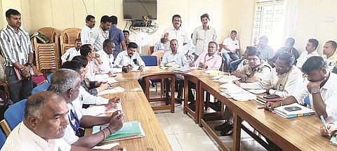 ಹುಣಸೂರು ನಗರದ ಉಪವಿಭಾಗಾಧಿಕಾರಿ ಕಚೇರಿಯಲ್ಲಿ ಆಯೋಜಿಸಿದ್ದ ಜೀತವಿಮುಕ್ತ ನಿರ್ಮೂಲನೆ ಮತ್ತು ಜಾಗೃತಿ ಸಭೆಯಲ್ಲಿ ಅಧಿಕಾರಿಗಳು ಮಾಹಿತಿ ನೀಡಿದರು. 