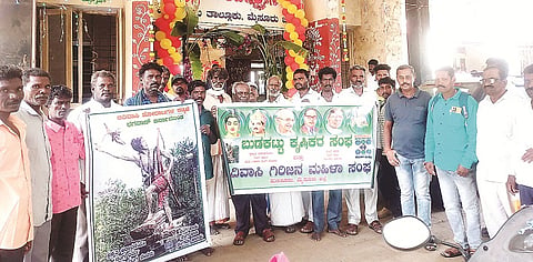 ಹುಣಸೂರು ನಗರದ ತಾಲೂಕು ಕಚೇರಿ ಮುಂಭಾಗ ಆದಿವಾಸಿ ಸಮುದಾಯದ ವಿವಿಧ ಸಂಘಟನೆಗಳ ಸದಸ್ಯರು ಪ್ರತಿಭಟನೆ ನಡೆಸಿದರು. ಡಾ.ಎಸ್.ಶ್ರೀಕಾಂತ್, ಹರ್ಷ, ಡಾ.ಗಣೇಶ್, ಮಣಿಕಂಠ, ನಿರೋಜ ಇದ್ದರು.