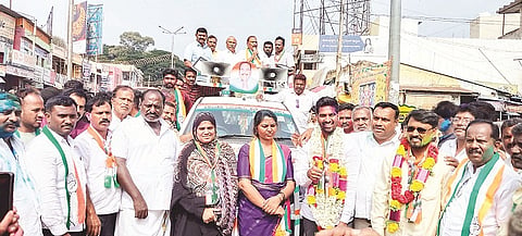 ನಗರಸಭೆ ಚುನಾವಣೆಯಲ್ಲಿ ಗೆಲುವು ಸಾಧಿಸಿದ ಹಿನ್ನೆಲೆಯಲ್ಲಿ ಅರಸೀಕೆರೆಯಲ್ಲಿ ಕಾಂಗ್ರೆಸ್ ಅಭ್ಯರ್ಥಿಗಳು ಮೆರವಣಿಗೆ ನಡೆಸಿದರು. ಕೆ.ಎಂ.ಶಿವಲಿಂಗೇಗೌಡ, ಮೆಟ್ರೋ ಬಾಬು, ಶ್ರೀನಿವಾಸ್,  ಧರ್ಮಶೇಖರ್, ಅರುಣ್ ಕುಮಾರ್ ಇದ್ದರು.