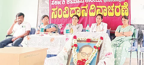 ಹೊಳೆನರಸೀಪುರ  ಪಟ್ಟಣದ ಸರ್ಕಾರಿ ಕಾನೂನು ವಿದ್ಯಾಲಯದಲ್ಲಿ ಸಂವಿಧಾನ ದಿನ ಆಚರಿಸಲಾಯಿತು. ನಿವೇದಿತಾ ಮಹಾಂತೇಶ್ ಮುನವಳ್ಳಿ ಮಠ, ಚೇತನಾ, ಡಾ.ಭಾಗ್ಯಲಕ್ಷ್ಮೀ, ಶಿವಕುಮಾರ್, ಶ್ರೀನಿವಾಸ್ ಇದ್ದರು.