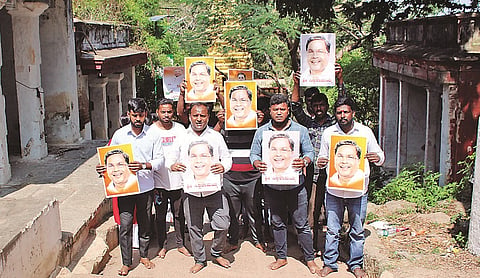 Siddaramaiah supporters climb Chamundi Hills