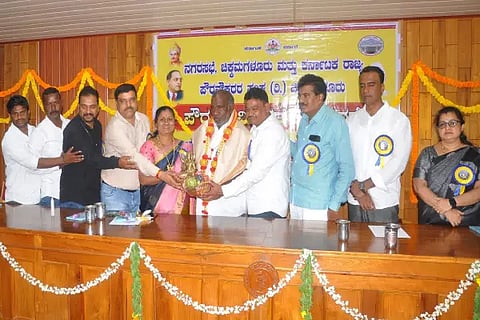 pourakarmikara dinacharane