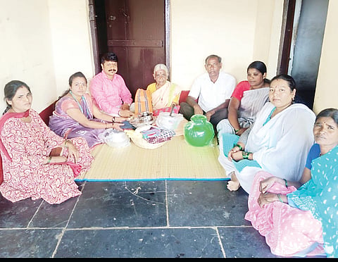ಅಗತ್ಯ ವಸ್ತುಗಳ ಕಿಟ್ ವಿತರಿ