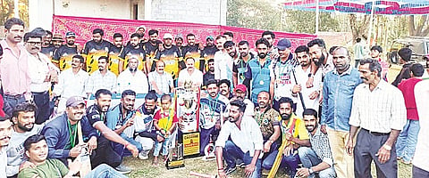 ವಿರಾಜಪೇಟೆ ತಾಲೂಕು ಮಟ್ಟದ ಕ್ರಿಕೆಟ್ ಪಂದ್ಯಾವಳಿಯ ಫೈನಲ್ ಪಂದ್ಯಾಟದಲ್ಲಿ ಟ್ರೋಫಿ ಪಡೆದ ಜೈ ಭಾರತ್ ತಂಡ.