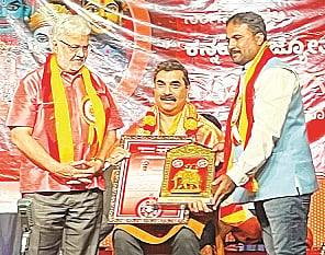 ನಾಗಮಂಗಲದ ಜೂನಿಯರ್ ಕಾಲೇಜು ಆವರಣದಲ್ಲಿ ಆಯೋಜಿಸಿದ್ದ ರಾಜ್ಯಮಟ್ಟದ ನಾಗರಂಗ ನಾಟಕೋತ್ಸವದಲ್ಲಿ ರಂಗಕರ್ಮಿ ಸುಂದರ್ ಅವರನ್ನು ಅಭಿನಂಧಿಸಲಾಯಿತು.