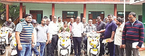 ಮದ್ದೂರು ಪಟ್ಟಣದ ತಾಲೂಕು ಪಂಚಾಯಿತಿ ಕಚೇರಿ ಅವರಣದಲ್ಲಿ ಅಂಗವಿಕಲರಿಗೆ ಬೈಕ್‌ಗಳನ್ನು ಶಾಸಕ ಕೆ.ಎಂ.ಉದಯ್ ಉಚಿತವಾಗಿ ವಿತರಣೆ ಮಾಡಿದರು. ರಾಮಲಿಂಗಯ್ಯ, ಮಂಜುನಾಥ್, ಎಸ್.ಸಿ.ರಮೇಶ, ಪುಟ್ಟಸ್ವಾಮಿ, ಸಿ.ಕೆ.ಕೃಷ್ಣ, ಬೋರೇಗೌಡ ಇದ್ದರು.