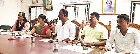 ಮದ್ದೂರು ಪುರಸಭೆಯ ಎಸ್.ಎಂ.ಕೃಷ್ಣ ಸಭಾಂಗಣದಲ್ಲಿ ಅಧ್ಯಕ್ಷೆ ಕೋಕಿಲಾ ಅರುಣ್ ಅವರ ಅಧ್ಯಕ್ಷತೆಯಲ್ಲಿ ಆಯೋಜಿಸಿದ್ದ ತುರ್ತು ಸಭೆಯಲ್ಲಿ ಶಾಸಕ ಕೆ.ಎಂ.ಉದಯ್ ಮಾತನಾಡಿದರು. ಟಿ.ಆರ್.ಪ್ರಸನ್ನಕುಮಾರ್, ಸಿದ್ದರಾಜು, ಮೀನಾಕ್ಷಿ ಇದ್ದರು. 