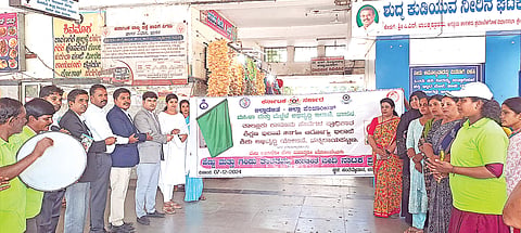 ಚನ್ನರಾಯಪಟ್ಟಣದ ಬಸ್ ನಿಲ್ದಾಣದಲ್ಲಿ ಬೇಟಿ ಬಚಾವೋ ಬೇಟಿ ಪಡಾವೋ ಯೋಜನೆಯಡಿ ಹೆಣ್ಣು ಮತ್ತು ಗಂಡು ಲಿಂಗ ತಾರತಮ್ಯ ಕುರಿತ ಬೀದಿ ನಾಟಕ ಪ್ರದರ್ಶನ ಕಾರ್ಯಕ್ರಮಕ್ಕೆ ಪ್ರಧಾನ ಸಿವಿಲ್ ನ್ಯಾಯಾಧೀಶ ಬಿ.ಸಿ.ದೀಪು ಚಾಲನೆ ನೀಡಿದರು. ಎ.ಎಸ್.ಇಂದ್ರ, ಮಮತಾ, ಆಯಿಷಾ, ಸುಂದರ್ ರಾಜ್, ಬಸವರಾಜ್, ಎ.ಡಿ.ಕುಮಾರ್ ಇತರರು ಇದ್ದರು.