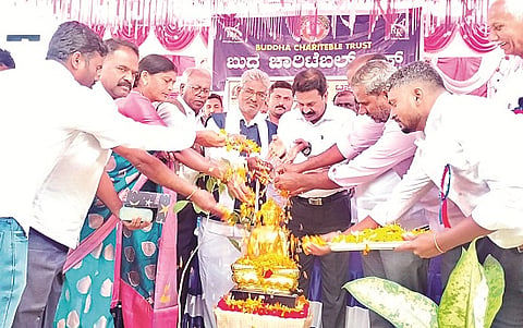 ಹೈರಿಗೆ ಗ್ರಾಮದಲ್ಲಿ ಆಯೋಜಿಸಿದ್ದ ಕಣ್ಣಿನ ಉಚಿತ ತಪಾಸಣೆ ಶಿಬಿರವನ್ನು ಗಣ್ಯರು ಉದ್ಘಾಟಿಸಿದರು. ಡಾ.ಟಿ.ರವಿಕುಮಾರ್, ಲಿಂಗರಾಜು, ಮರಿದೇವಯ್ಯ, ಮುದ್ದು ಮಲ್ಲಯ್ಯ, ದಿನೇಶ್, ಶಿವಣ್ಣ, ಶಿವರಾಜು, ದೇವರಾಜು, ಮಲ್ಲೇಶ್ ಇದ್ದರು.