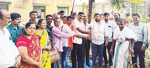 ಕೆ.ಆರ್.ಪೇಟೆಯ ಕೆಪಿಎಸ್ ಶಾಲೆಯಲ್ಲಿ ನೂತನ ಕಟ್ಟಡ ಹಾಗೂ ಶೌಚಗೃಹಗಳ ನಿರ್ಮಾಣಕ್ಕೆ ಶಾಸಕ ಎಚ್.ಟಿ.ಮಂಜು ಭೂಮಿಪೂಜೆ ನೆರವೇರಿಸಿದರು.  ಸಿ.ಬಿ.ಚೇತನ್‌ಕುಮಾರ್, ವೈ.ಕೆ.ತಿಮ್ಮೇಗೌಡ, ಕೆ.ಆರ್.ಪುಟ್ಟಸ್ವಾಮಿ, ಮಂಜುಳಮ್ಮ, ಎಚ್.ವಿ.ತಿಮ್ಮೇಗೌಡ ಇತರರಿದ್ದರು.