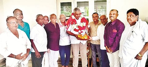 ಮಲೆ ಮಾದೇಶ್ವರ ಬೆಟ್ಟದ ಅಭಿವೃದ್ಧಿ ಪ್ರಾಧಿಕಾರದ ನೂತನ ನಿರ್ದೇಶಕ ಆರ್ ಎಸ್ ಕುಮಾರ್ ವಿಜಯ್ ಸಚಿವ ಕೆ ವೆಂಕಟೇಶ್ ರವರನ್ನು ಅಭಿನಂದಿಸಿದರು. 