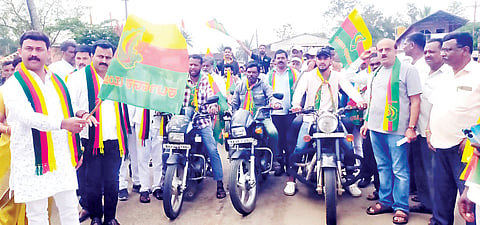 ಕಾಡಾನೆ ಸಮಸ್ಯೆಗೆ ಶಾಶ್ವತ ಪರಿಹಾರ ಕಲ್ಪಿಸುವಂತೆ ಆಗ್ರಹಿಸಿ ಬಿಕ್ಕೋಡಿನಲ್ಲಿ ಜಯ ಕರ್ನಾಟಕ ಸಂಘಟನೆಯಿಂದ ಆಯೋಜಿಸಿದ್ದ ಬೈಕ್, ಆಟೋ ರ‌್ಯಾಲಿಗೆ ಚಾಲನೆ ನೀಡುತ್ತಿರುವ ಸಂಘಟನೆ ಅಧ್ಯಕ್ಷ ಬಿ.ಎನ್.ಜಗದೀಶ್ ಇತರರು.