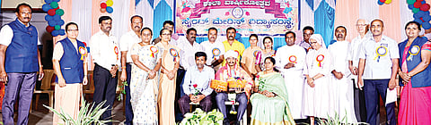 ಚನ್ನರಾಯಪಟ್ಟಣ ತಾಲೂಕಿನ ಅಲ್ಲೋನ್ಸ್ ನಗರದ ಸೇಂಟ್ ಮೇರಿಸ್ ವಿದ್ಯಾಸಂಸ್ಥೆಯಲ್ಲಿ ಆಯೋಜಿಸಲಾಗಿದ್ದ ಶಾಲಾ ವಾರ್ಷಿಕೋತ್ಸವ ಸಮಾರಂಭದಲ್ಲಿ ಯುಪಿಎಸ್ಸಿ ಪರೀಕ್ಷೆಯಲ್ಲಿ ತೇರ್ಗಡೆಯಾಗಿ ಐಪಿಎಸ್ ಅಧಿಕಾರಿಯಾಗಿರುವ ಶಾಲೆಯ ಹಳೇ ವಿದ್ಯಾರ್ಥಿ ಎನ್.ಎಂ. ಶಶಾಂತ್ ಅವರನ್ನು ಶಾಲಾ ಆಡಳಿತ ಮಂಡಳಿ ವತಿಯಿಂದ ಅಭಿನಂದಿಸಿದರು. ಫಾದರ್ ಮೈಕಲ್ ಮರಿ, ಸಿಸ್ಟರ್ ಬೀನಾ ಎಲ್ಲೂರ್ಕರ್, ಸಿ.ಎನ್ .ವೆಂಕಟೇಶ್, ಕೋಮಲಾಕ್ಷಿ, ಎಸ್.ಕೆ ರಘು, ವಸಂತ ದಿನೇಶ್, ಎಚ್.ಎನ್.ದೀಪ, ,ಸಿಸ್ಟರ್ ರೀಟಾ ಮೇರಿ ಮಿಸ್ಕಿತ್, ಫಾದರ್ ಜೆರೊಮ್ ಲೋಬೊ, ಫಾದರ್ ಸಂಜಯ್ ಡಿಸೋಜ, ಸಿಸ್ಟರ್ ಮಾರ್ಥ, ಸೇರಿದಂತೆ ಇತರರು ಇದ್ದರು