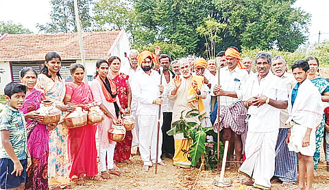  ಹಿರೀಸಾವೆ ಹೋಬಳಿ ಉಳ್ಳಾವಳ್ಳಿ ಗ್ರಾಮದಲ್ಲಿ ಶ್ರೀಆಂಜನೇಯಸ್ವಾಮಿ ದೇವಾಲಯ ಜೀರ್ಣೋದ್ಧಾರ ಕಾರ್ಯಕ್ಕೆ ಬುಧವಾರ ಭೂಮಿಪೂಜೆ ನೆರವೇರಿಸಲಾಯಿತು. ರಾಮು ಗುಡಿಭಟ್ಟ, ವೆಂಕಟೇಶ್, ಎಚ್.ಕೆ.ಯೋಗೇಶ್, ರಾಮೇಗೌಡ, ರಾಮಚಂದ್ರು, ರಂಗಸ್ವಾಮಿ, ಅಣ್ಣಪ್ಪಸ್ವಾಮಿಗೌಡ ಇತರರಿದ್ದರು.