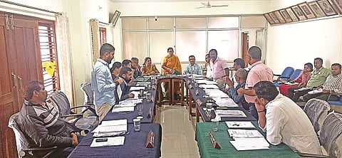  ಸೋಮವಾರಪೇಟೆ ಪಟ್ಟಣ ಪಂಚಾಯಿತಿ ಸಭಾಂಗಣದಲ್ಲಿ ಆಯೋಜಿಸಿದ್ದ ಸಾಮಾನ್ಯ ಸಭೆಯಲ್ಲಿ ಸದಸ್ಯರು ಮರು ಟೆಂಡರ್‌ಗೆ ಆಗ್ರಹಿಸುತ್ತಿರುವುದು. ಜಯಂತಿ ಶಿವಕುಮಾರ್, ಮೋಹಿನಿ, ಶೀಲಾ, ನಾಗರತ್ನ, ಕಿರಣ್, ಮಹೇಶ್, ವೆಂಕಟೇಶ್, ಸತೀಶ್ ಇದ್ದರು.
