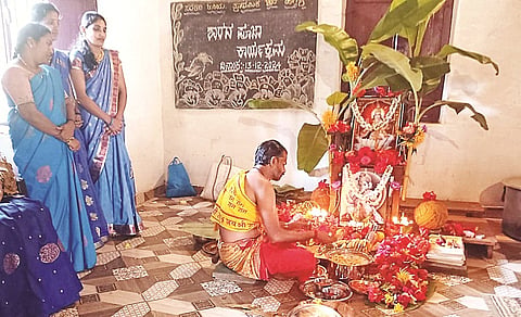 ಹೆಗ್ಗಳದಲ್ಲಿರುವ ಸರ್ಕಾರಿ ಹಿರಿಯ ಪ್ರಾಥಮಿಕ ಶಾಲೆಯಲ್ಲಿ ಅರ್ಚಕ ವಾಮನಮೂರ್ತಿ ಭಟ್ ಶಾರದಾ ಪೂಜೆ ಮಾಡಿದರು.