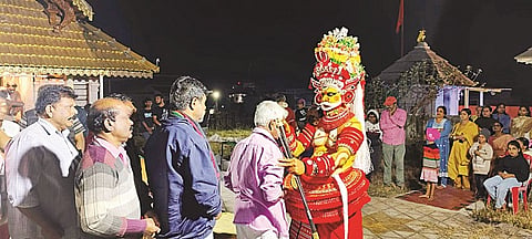  ಚಾಮುಂಡೇಶ್ವರಿ ಮತ್ತು ಮುತ್ತಪ್ಪ ದೇವಸ್ಥಾನ ಸಮಿತಿ ವತಿಯಿಂದ ಭಾನುವಾರ ರಾತ್ರಿ ಮುತ್ತಪ್ಪ ದೇವರ ಪುತ್ತರಿ ವೆಳ್ಳಾಟಂ ಶ್ರದ್ಧಾಭಕ್ತಿಯಿಂದ ನಡೆಯಿತು.