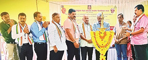 ಗೋಣಿಕೊಪ್ಪಲಿನ ಶ್ರೀ ಉಮಾಮಹೇಶ್ವರಿ ದೇವಸ್ಥಾನ ಸಭಾಂಗಣದಲ್ಲಿ ಆಯೋಜಿಸಿದ್ದ ಮದ್ಯವರ್ಜನಾ ಶಿಬಿರವನ್ನು ಮನೆಯಪಂಡ ಮೇಜರ್ ಬೋಪಣ್ಣ ಉದ್ಘಾಟಿಸಿದರು.
