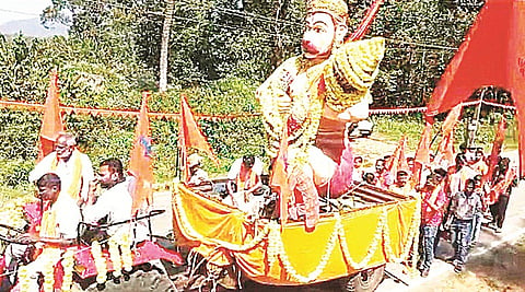 ತಿತಿಮತಿಯಲ್ಲಿ ನಡೆದ ಹನುಮ ಜಯಂತಿ ಮೆರವಣಿಗೆಯಲ್ಲಿ ಭಾಗವಹಿಸಿದ ಟ್ಯಾಬ್ಲೊ ಗಮನ ಸೆಳೆಯಿತು.
