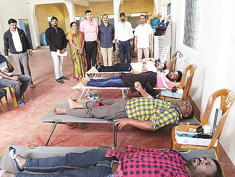 ಸೋಮವಾರಪೇಟೆ ತಾಲೂಕಿನ ಚೌಡ್ಲು ಗ್ರಾಮದ ಸಮುದಾಯಭವನದಲ್ಲಿ ಆಯೋಜಿಸಿದ್ದ ಸ್ವಯಂ ಪ್ರೇರಿತ ರಕ್ತದಾನ ಶಿಬಿರದಲ್ಲಿ ದಾನಿಗಳು ರಕ್ತದಾನ ಮಾಡಿದರು. ಇಂದೂಧರ್, ಗೀತಾ, ನತೀಶ್, ಮಹೇಶ್ ತಿಮ್ಮಯ್ಯ, ರವಿ, ಶಾಂತಿ, ಧರಣೇಶ್ ಇದ್ದರು.
