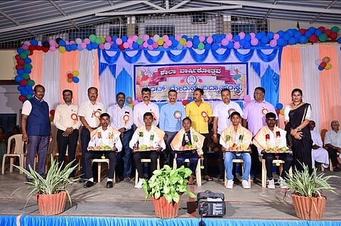 ಚನ್ನರಾಯಪಟ್ಟಣ ತಾಲೂಕಿನ ಆಲ್ಫೋನ್ಸ್ ನಗರದ ಸೇಂಟ್ ಮೇರಿಸ್ ಪ್ರೌಢಶಾಲೆ ವಾರ್ಷಿಕೋತ್ಸವ ಸಮಾರಂಭದಲ್ಲಿ ರಾಜ್ಯಮಟ್ಟಕ್ಕೆ ಆಯ್ಕೆಯಾಗಿರುವ ಕ್ರೀಡಾ ಸಾಧಕ ವಿದ್ಯಾರ್ಥಿಗಳು ಹಾಗೂ ಎಸ್ಸೆಸ್ಸೆಲ್ಸಿ ಪರೀಕ್ಷೆಯಲ್ಲಿ ತಾಲೂಕಿಗೆ ದ್ವಿತೀಯ ಸ್ಥಾನ ಪಡೆದ ವಿದ್ಯಾರ್ಥಿಗಳನ್ನು ಅಭಿನಂದಿಸಲಾಯಿತು. ಎಂ.ಎನ್. ಪ್ರಶಾಂತ್, ಸಿ.ಎನ್. ವೆಂಕಟೇಶ್, ಎಸ್.ಕೆ.ರಘು, ಸಿ.ಪ್ರಕಾಶ್ ಕುಮಾರ್, ಎ.ಶಿವಾನಂದ್, ಶ್ರೀನಿವಾಸ್, ಜಯಪ್ರಕಾಶ್, ಸುಧಾಕರ್, ಡೇನಿಯಲ್ ರೊನಾಲ್ಡ್, ಪುಷ್ಪಾ ಇತರರು ಇದ್ದರು.