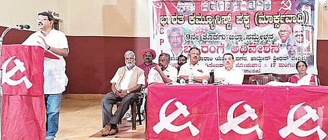 ನಗರದ ಮಹಿಳಾ ಸಮಾಜದ ಸಭಾಂಗಣದಲ್ಲಿನ ಕಾಮ್ರೇಡ್ ಶ್ರೀಧರ್ ವೇದಿಕೆಯಲ್ಲಿ ಆಯೋಜಿಸಿದ್ದ ಬಹಿರಂಗ ಅಧಿವೇಶನದಲ್ಲಿ ಎಸ್.ವೈ.ಗುರುಶಾಂತ್ ಮಾತನಾಡಿದರು. ಎಚ್.ಬಿ.ರಮೇಶ್, ಎ.ಮಹದೇವ, ಎನ್.ಡಿ.ಕುಟ್ಟಪ್ಪ, ಎ.ಸಿ.ಸಾಬು, ಪದ್ಮಿನಿ, ಕೆ.ಎಸ್. ರಮೇಶ್ ಇದ್ದರು.