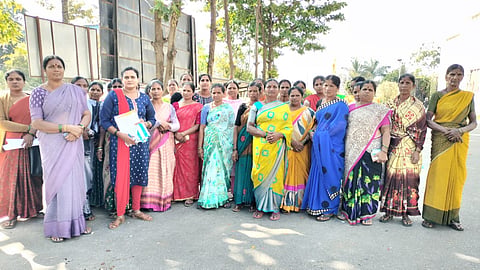 ಅಕ್ರಮ ಮದ್ಯ ಮಾರಾಟ ನಿಲ್ಲಿಸುವಂತೆ ಮಹಿಳೆಯರು ಪ್ರತಿಭಟನೆ