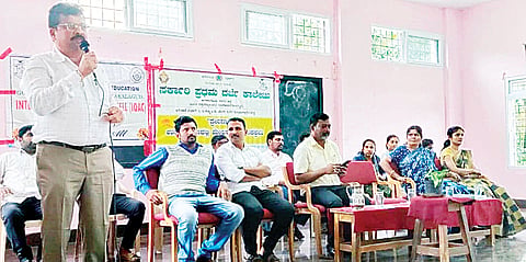 ಅರಕಲಗೂಡು ಸರ್ಕಾರಿ ಪ್ರಥಮ ದರ್ಜೆ ಕಾಲೇಜಿನಲ್ಲಿ ನಡೆದ ರೇಬಿಸ್ ಜಾಗೃತಿ ಉಪನ್ಯಾಸ ಕಾರ್ಯಕ್ರಮದಲ್ಲಿ ಡಾ.ಶಿವರಾಮ್ ಮಾತನಾಡಿದರು. ಎಂ. ಮಹೇಶ್, ಸಿ.ಆರ್.ಪಾರ್ವತಮ್ಮ, ಸಿದ್ದರಾಜು, ಪ್ರಸನ್ನ, ಎ.ಎಲ್. ಮಂಜುನಾಥ್ ಭಾಗವಹಿಸಿದ್ದರು.