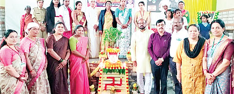 ಅರಕಲಗೂಡಿನಲ್ಲಿ ಧರ್ಮಸ್ಥಳ ಗ್ರಾಮಾಭಿವೃದ್ಧಿ ಯೋಜನೆ ಏರ್ಪಡಿಸಿದ್ದ ತಾಲೂಕು ಮಟ್ಟದ ಮಹಿಳಾ ವಿಚಾರಗೋಷ್ಠಿಯನ್ನು ಯೋಜನೆಯ ನಿರ್ದೇಶಕಿ ಲೀಲಾವತಿ ಉದ್ಘಾಟಿಸಿದರು. ಡಾ. ನಾಗಲಕ್ಷ್ಮೀ, ವನಿತಾ ಚಂದ್ರಮೋಹನ್, ಎಸ್.ಬಿ. ಜಿನ್ನಪ್ಪ, ಪ್ರಕಾಶ್, ಡಾ.ಶ್ರೀಕಾಂತ್ ಭಾಗವಹಿಸಿದ್ದರು.