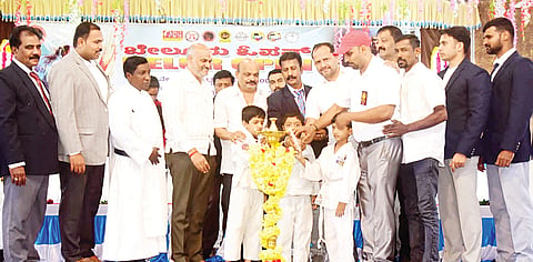 ಬೇಲೂರು ಪಟ್ಟಣದಲ್ಲಿ ವಜ್ರಕಾಯ ಕರಾಟೆ ಮತ್ತು ಬಾಕ್ಸಿಂಗ್ ಅಸೋಸಿಯೇಷನ್‌ನಿಂದ ಆಯೋಜಿಸಿದ್ದ ರಾಷ್ಟ್ರಮಟ್ಟದ ಕರಾಟೆ ಪಂದ್ಯಾವಳಿಯನ್ನು ಉದ್ಘಾಟಿಸುತ್ತಿರುವ ಗಣ್ಯರು.