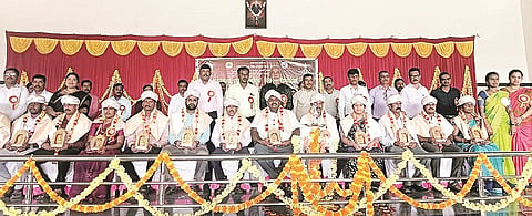 ಅರಕಲಗೂಡು ತಾಲೂಕಿನ ದೊಡ್ಡಮಗ್ಗೆ ಅಂಬೇಡ್ಕರ್ ವಸತಿ ಶಾಲೆಯಲ್ಲಿ ಇತ್ತೀಚೆಗೆ ಏರ್ಪಡಿಸಿದ್ದ ಕಾರ್ಯಕ್ರಮದಲ್ಲಿ ಉತ್ತಮ ಶಿಕ್ಷಕರನ್ನು ಗೌರವಿಸಲಾಯಿತು. ಎ.ಮಂಜು, ರವಿಚಂದ್ರ, ಕುಮಾರ್ ಇತರರಿದ್ದರು.