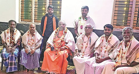 ಅರಕಲಗೂಡು ತಾಲೂಕಿನ ಶಣವಿನಕುಪ್ಪೆ ಗ್ರಾಮದಲ್ಲಿ ನಡೆದವೀರಾಂಜನೇಯಸ್ವಾಮಿ ದೇವಾಲಯದ ವಾರ್ಷಿಕ ಮಹೋತ್ಸವದಲ್ಲಿ  ಸಂತೋಷ್,ನಂಜುಂಡಪ್ಪ, ರಾಜಣ್ಣ, ನಿಂಗರಾಜು, ರಾಜೇಗೌಡ, ನಂದೀಶ, ಹೇಮಂತಕುಮಾರ್ ಅವರನ್ನು ಗೌರವಿಸಲಾಯಿತು.  ಮಲ್ಲಿಕಾರ್ಜುನ ಸ್ವಾಮೀಜಿ ಇದ್ದರು.