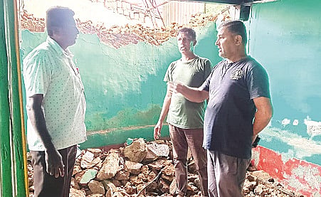 ಮದ್ದೂರು ತಾಲೂಕಿನ ಆಬಲವಾಡಿ ಗ್ರಾಮದಲ್ಲಿ ಮನೆ ಕುಸಿದಿರುವುದನ್ನು ಗ್ರಾಪಂ ಸದಸ್ಯ  ಸುರೇಶ್, ಪಿಡಿಒ ಮಹೇಂದ್ರ ಸ್ವಾಮಿ,  ಕಾರ್ಯದರ್ಶಿ ಕೃಷ್ಣಪ್ಪ  ಪರಿಶೀಲಿಸಿದರು